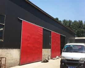 廠(chǎng)房門(mén)口